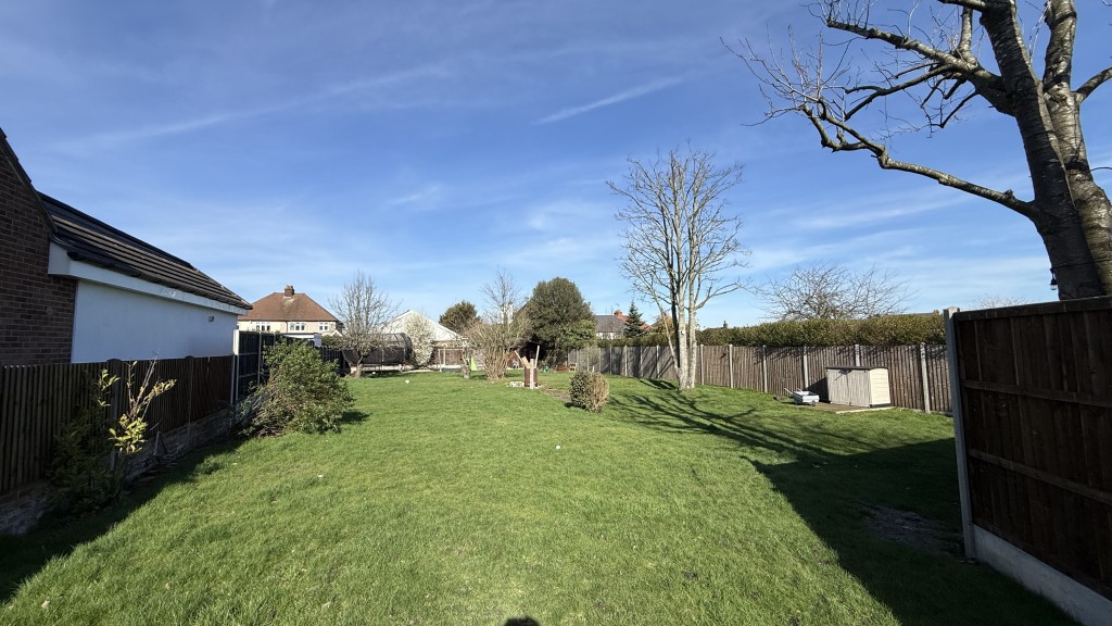 Lot: 108 - FREEHOLD RESIDENTIAL DEVELOPMENT SITE - Image of the garden site from the site entrance